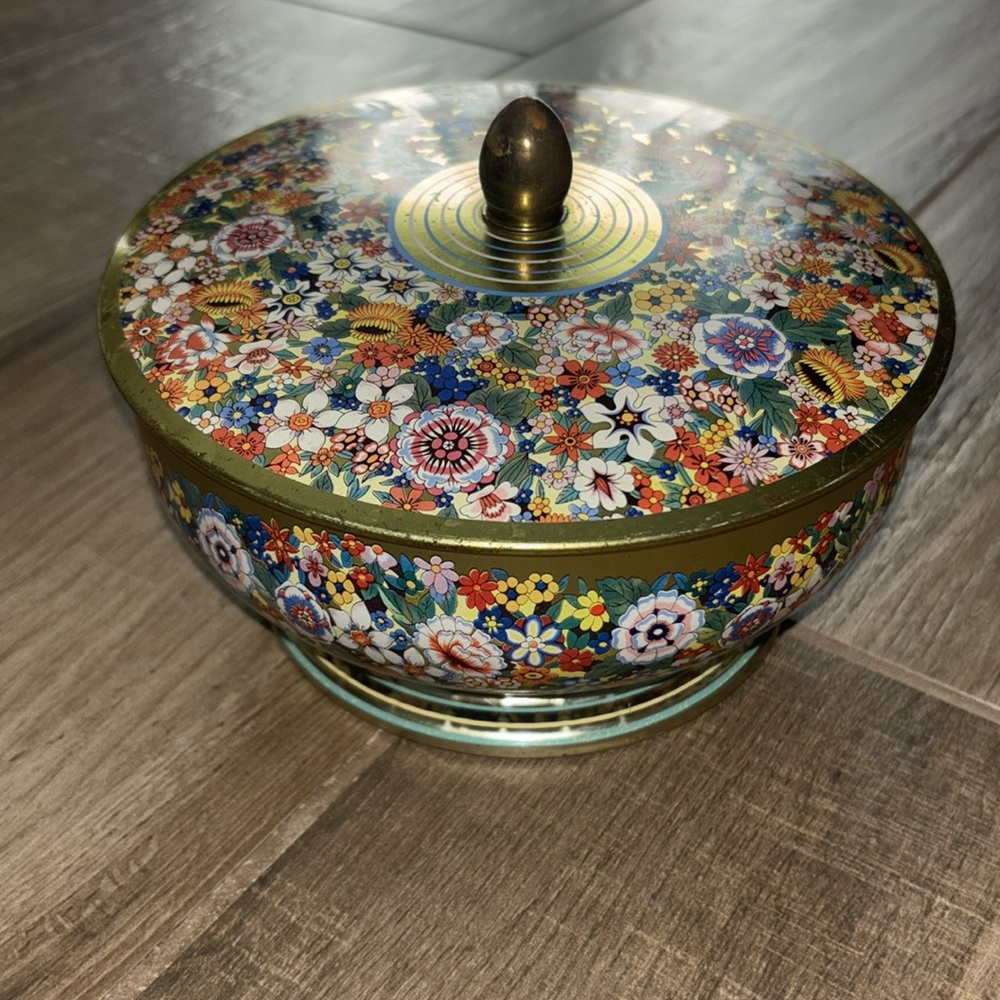 Floral Decorative Tin with Lid Vintage made in England great  vintage condition